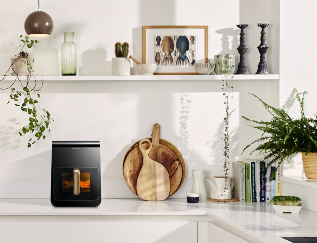 Panasonic AirFryer NF CC600. Panasonic lance deux friteuses sans huile au printemps prochain qui ont la particularité de contenir un réservoir d'eau pour une légère cuisson vapeur en plus de l'air chaud propulsé. Cela est censé améliorer le croustillant des aliments ainsi que conserver leur humidité. 