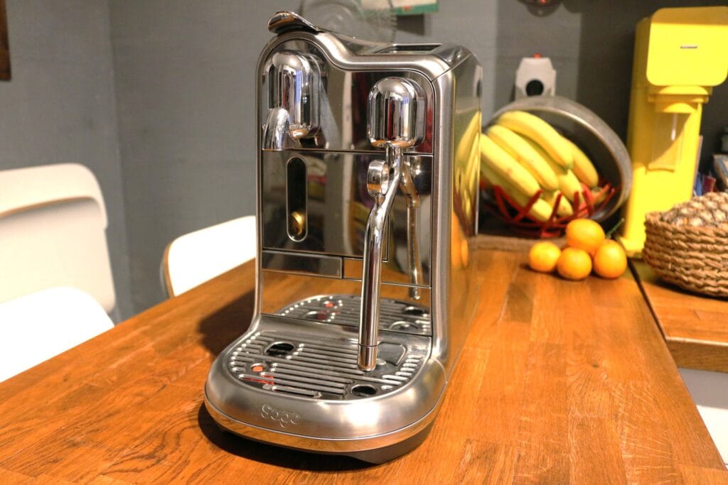 La Sage Creatista Pro pour Nespresso s'adresse à l'aficionado des dosettes et au perfectionniste qui sera prêt à mettre le prix pour une solution qui est loin d'égaler les possibilités proposées pour le même prix du côté des machines automatiques ou semi automatiques avec broyeur. 