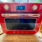 Le mini four combiné vapeur, pose libre Smeg COF01.