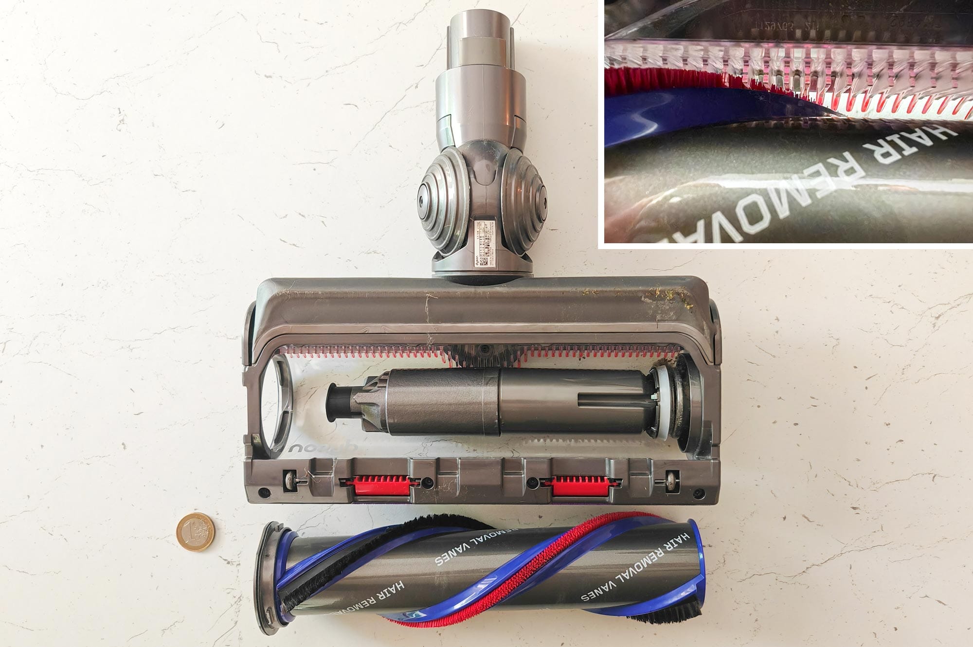 Entretien brosse motorisée : simple à démonter et peigne anti-emmêlement de cheveux et poils d'animaux efficace. (c) Labo Maison
