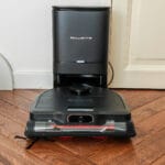 La station d'accueil du robots aspirateur Rowenta X-Plorer Série 220+ peut aspirer le collecteur. (c) Labo Maison