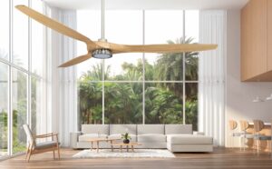 Ventilateur de plafond installé dans un salon contemporain