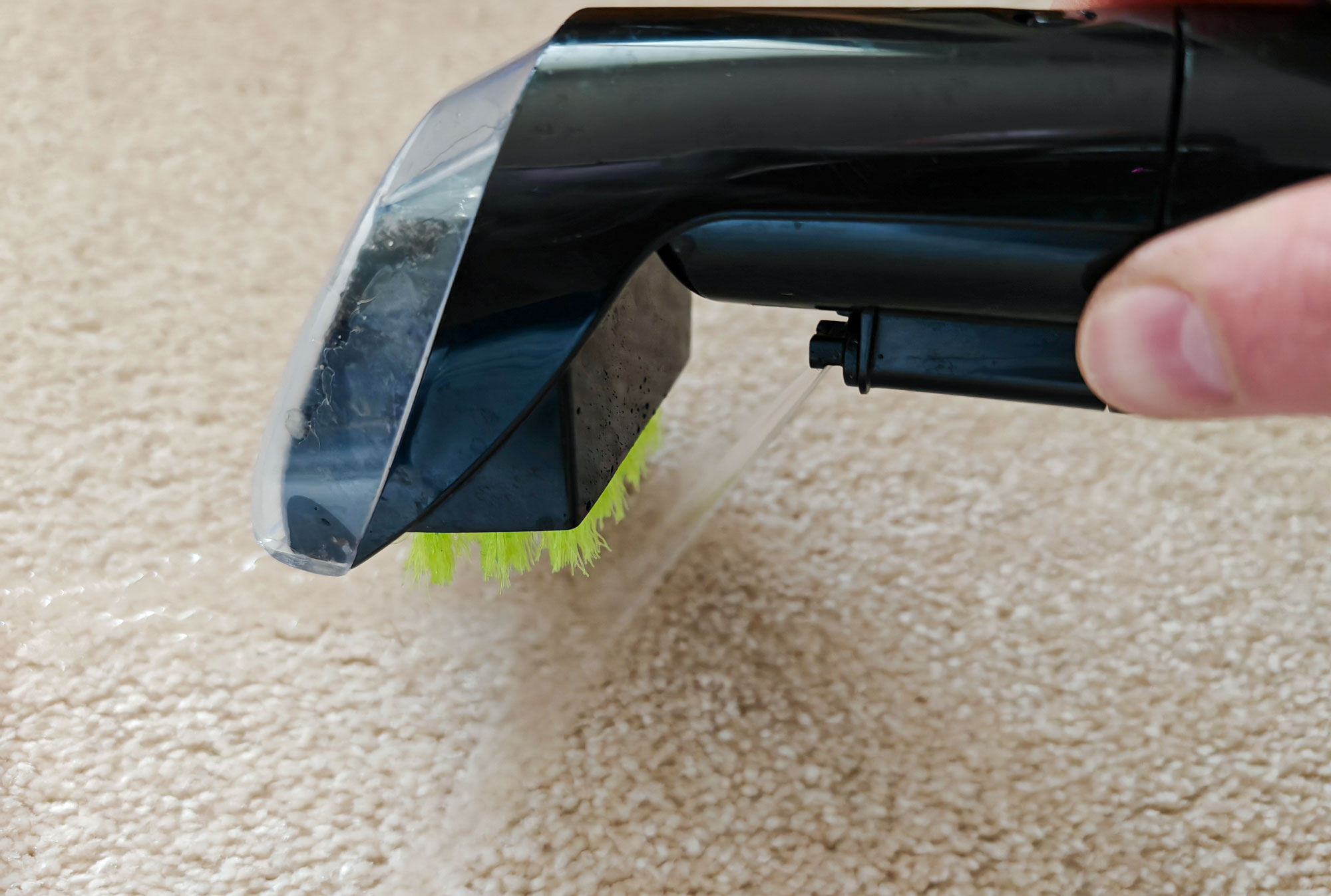 Le Bissell SpotClean Pet Pro pulvérise 371 ml d'eau en une minute, moins que le Parkside mais proche du Rowenta Clean It. (c) Labo Maison