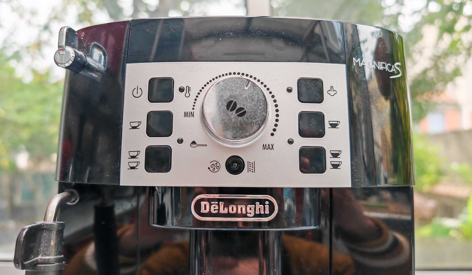 Machine éteinte, appuyez 5 sec sur le bouton d'entretien, sélectionnez la dureté avec 1 tasse expresso, validez avec 1 tasse café long. (c) Labo Maison
