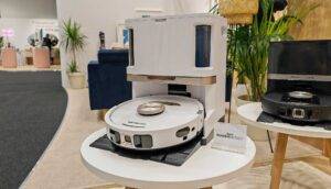 Aspirateur robot Shark PowerDetect NeverTouch Pro 2-en-1.