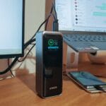 Batterie externe Anker Prime PowerBank en promotion, rechargeant un ordinateur portable et un smartphone
