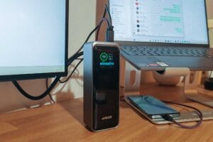 Batterie externe Anker Prime PowerBank en promotion, rechargeant un ordinateur portable et un smartphone
