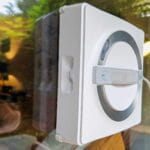 Le Winbot W2 Omni pulvérise le produit pendant le nettoyage. Un lavage régulier du robot est recommandé pour maintenir ses performances. (c) Labo Maison