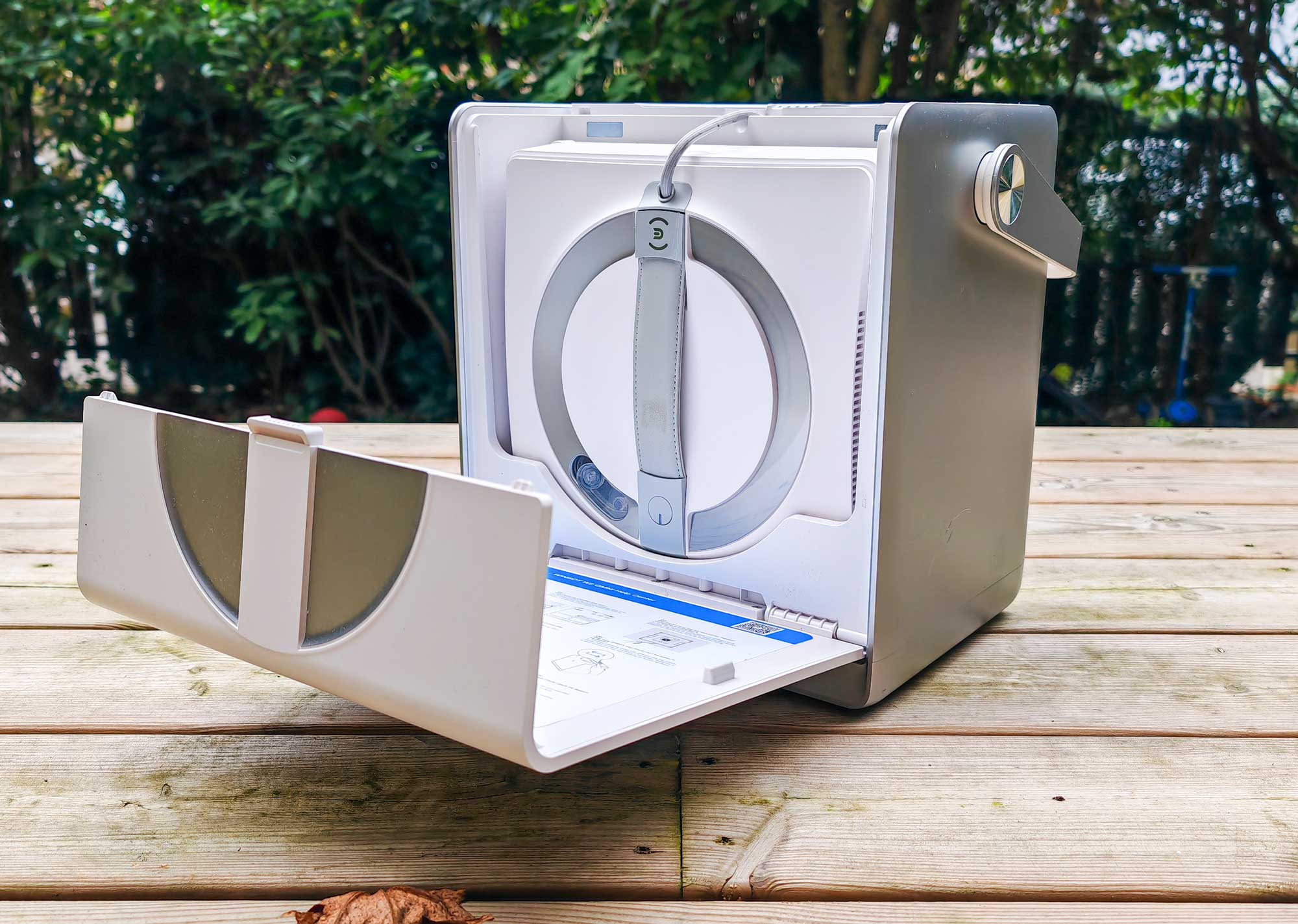 Le Winbot W2 Pro Omni d'Ecovacs se range facilement dans sa station d'accueil, qui fait office de mallette de transport. Elle accueille le robot et ses accessoires, facilitant ainsi son rangement et son déplacement. (c) Labo Maison