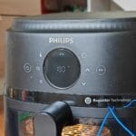 Le panneau de commande de cet Airfryer est simple à utiliser grâce à son son afficheur et les touches senstives. 9 programmes sont disponibles en accès directs. (c) Labo Maison