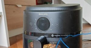 Le panneau de commande de cet Airfryer est simple à utiliser grâce à son son afficheur et les touches senstives. 9 programmes sont disponibles en accès directs. (c) Labo Maison