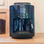 Test machine expresso avec broyeur Krups Essential YY8135FD. (c) Labo Maison