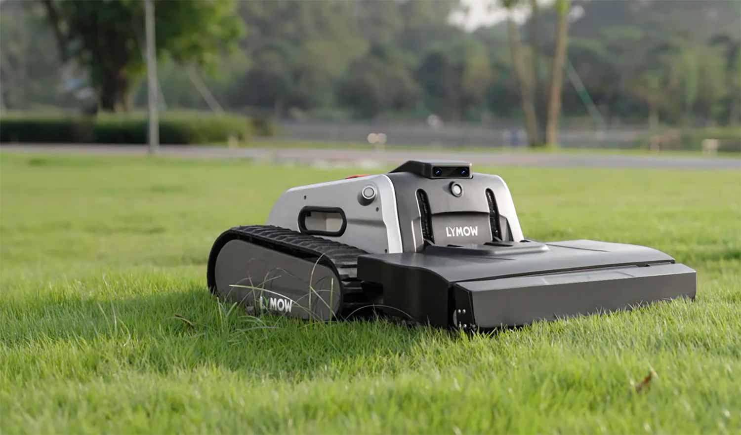 Le robot tondeuse Lymow One sur de l’herbe, en précommande à 1873 €