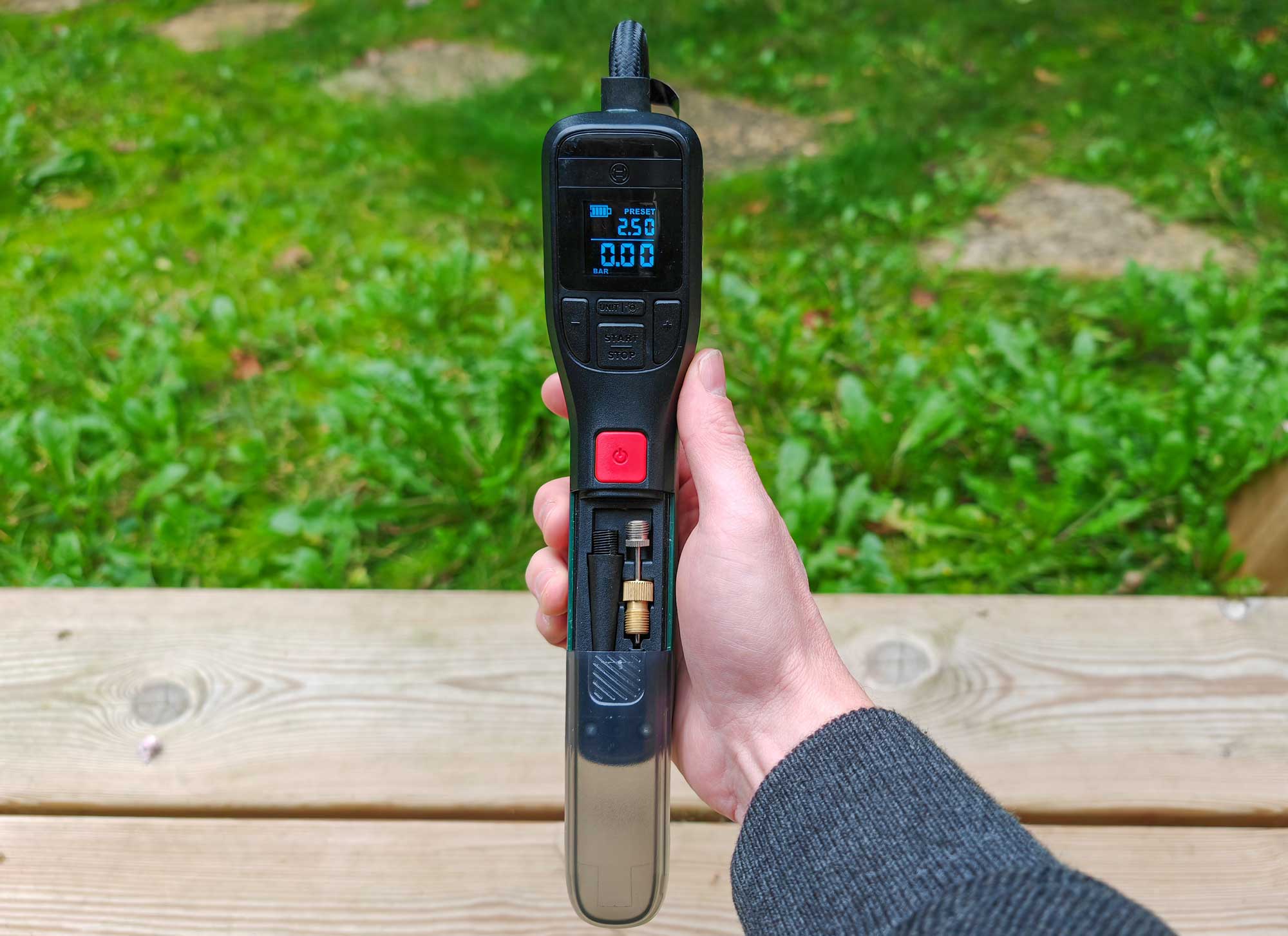 Le Bosch EasyPump intègre un rangement pratique pour ses embouts directement dans la poignée, incluant adaptateur Presta, aiguille pour ballons et embout pneumatique, pour tout garder à portée de main.