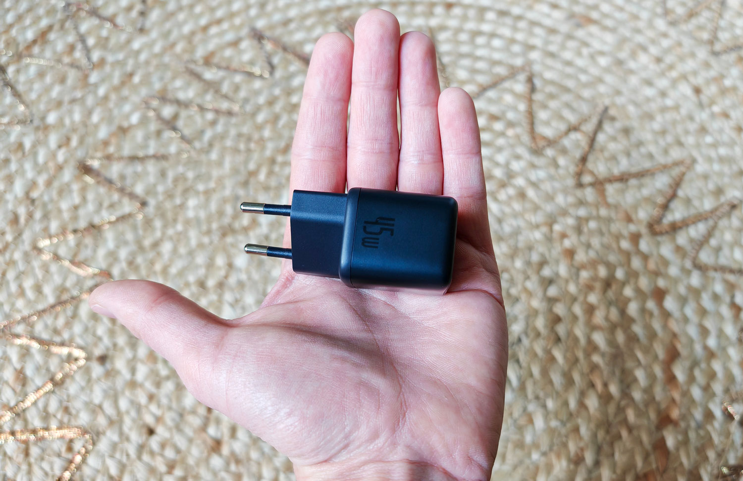 Compact et léger, 5,3 x 3,2 x 3,2 cm pour 90 g, idéal pour les déplacements. © Labo Maison
