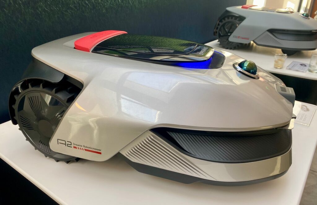 Le robot embarque une caméra à l'avant pour identifier les obstacles et servir de caméra de surveillance. (c) Labo Maison