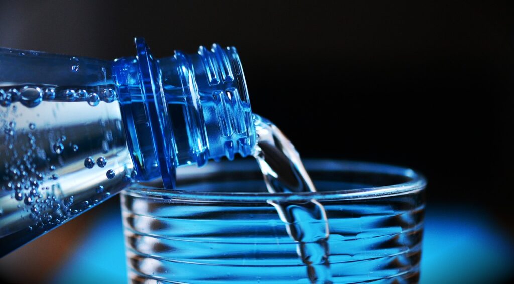 L’eau en bouteille contient microplastiques et BPA : des études alertent sur les risques pour la santé et l’environnement. (c) congerdesign