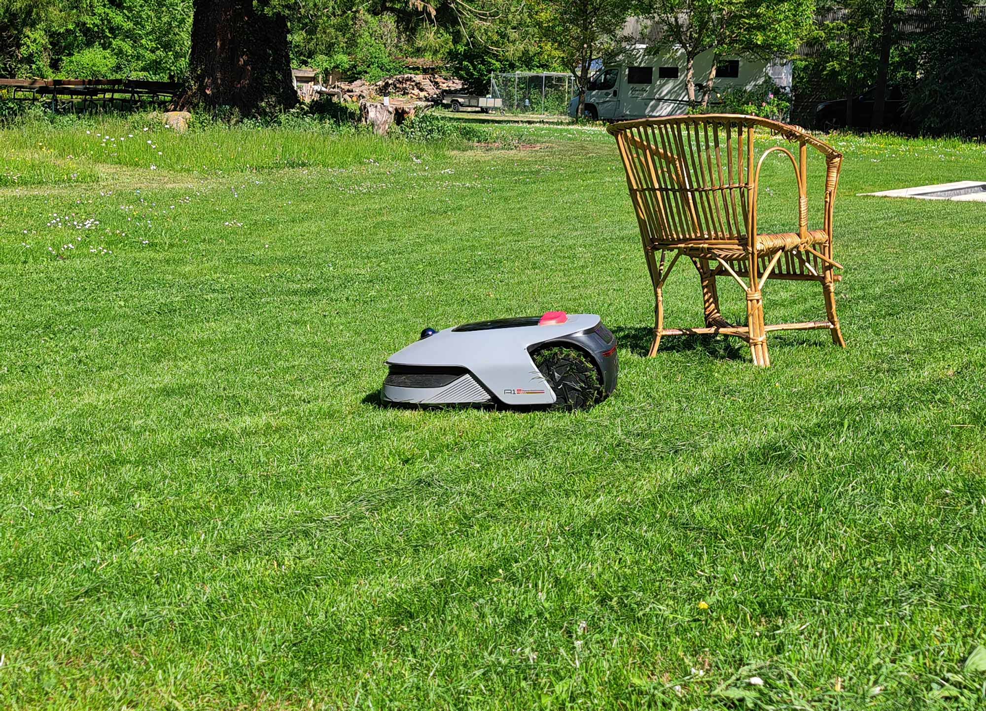 Le Dreame A1 Pro contourne les obstacles de jardin.