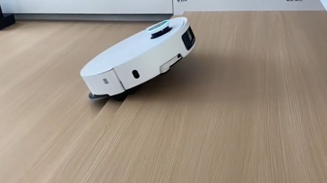 L'aspirateur robot Dreame X50 Ultra Complete peut franchir des seuils de 6 cm (4,8+1,2 cm) et donne l'impression de faire un bond. (c) Labo Maison 