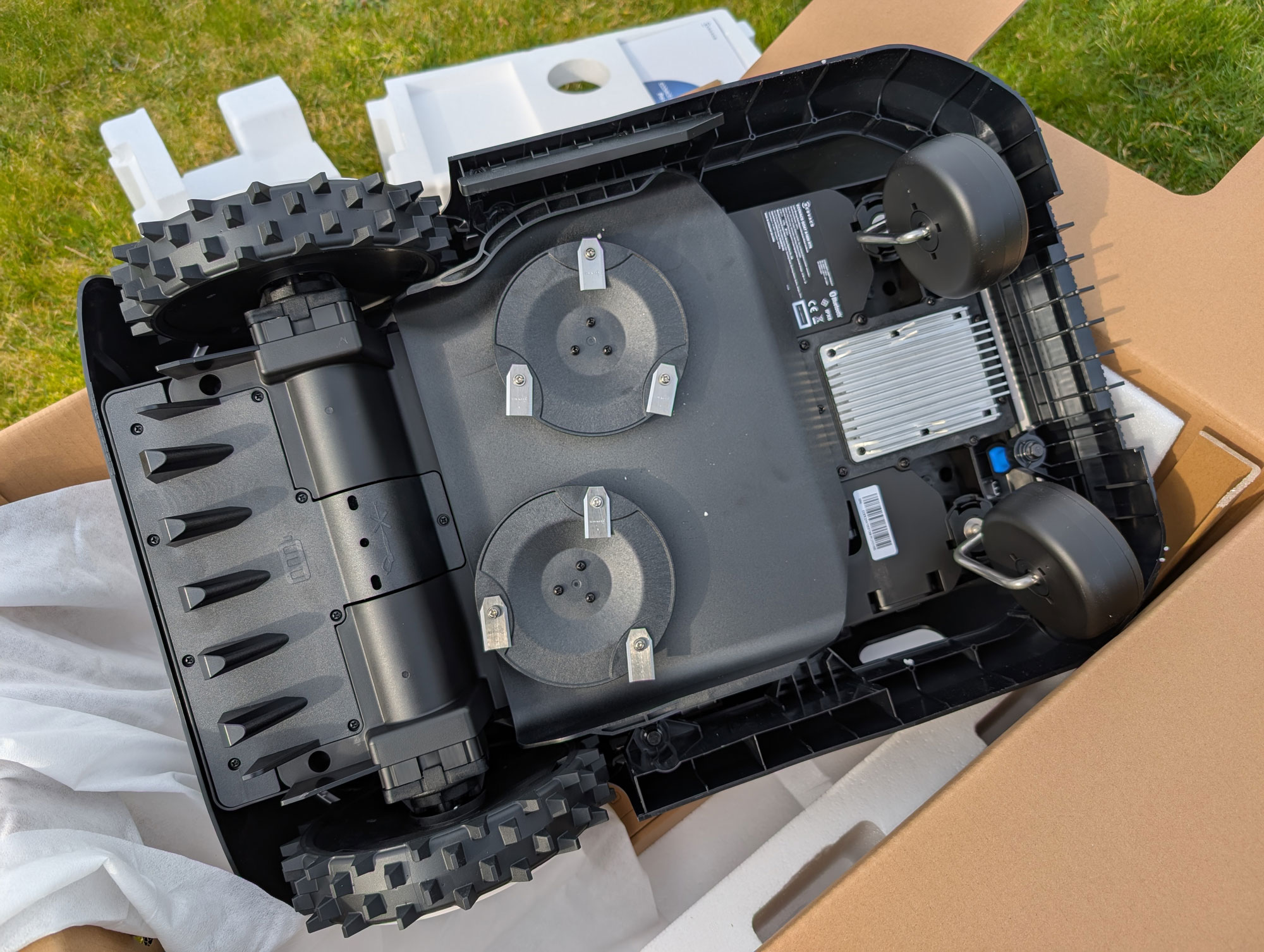Posez le robot sur une surface plane, avec un tissu doux dessous pour éviter rayures et instabilité. (c) Labo Maison