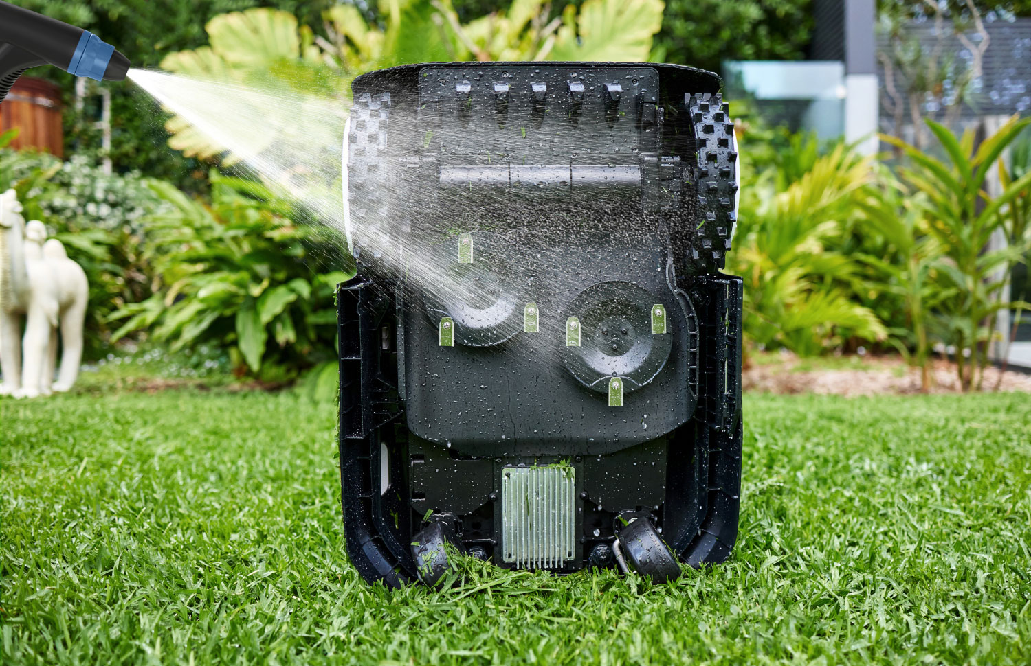 Le robot tondeuse est certifié IPX6, résistant à l’eau et lavable. Il se nettoie facilement au jet d’eau.