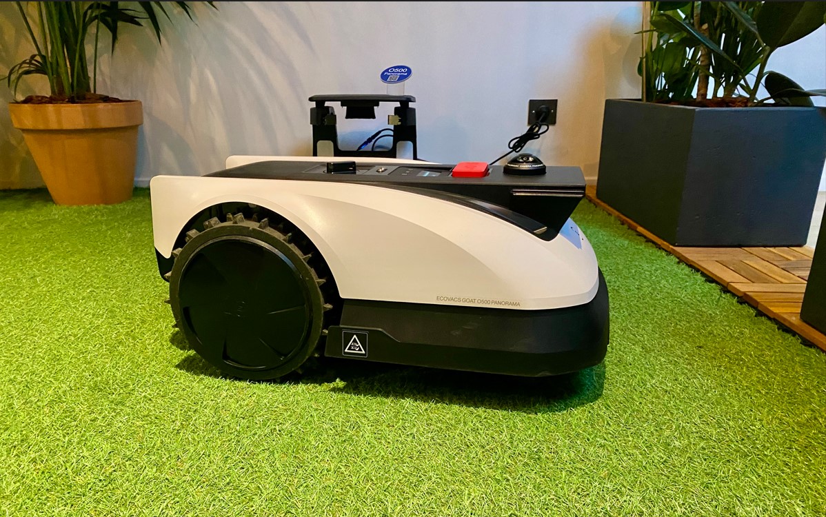 Le Ecovacs Goat O500 Panorama est équipé d'un Lidar et d'une caméra pour naviguer de manière autonome et détecter les obsatcles. (c) Labo Maison
