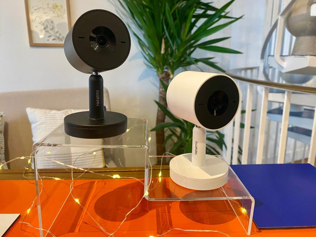 La Netatmo Camera Advance existe en deux coloris : noir et blanc   (c) Labo Maison