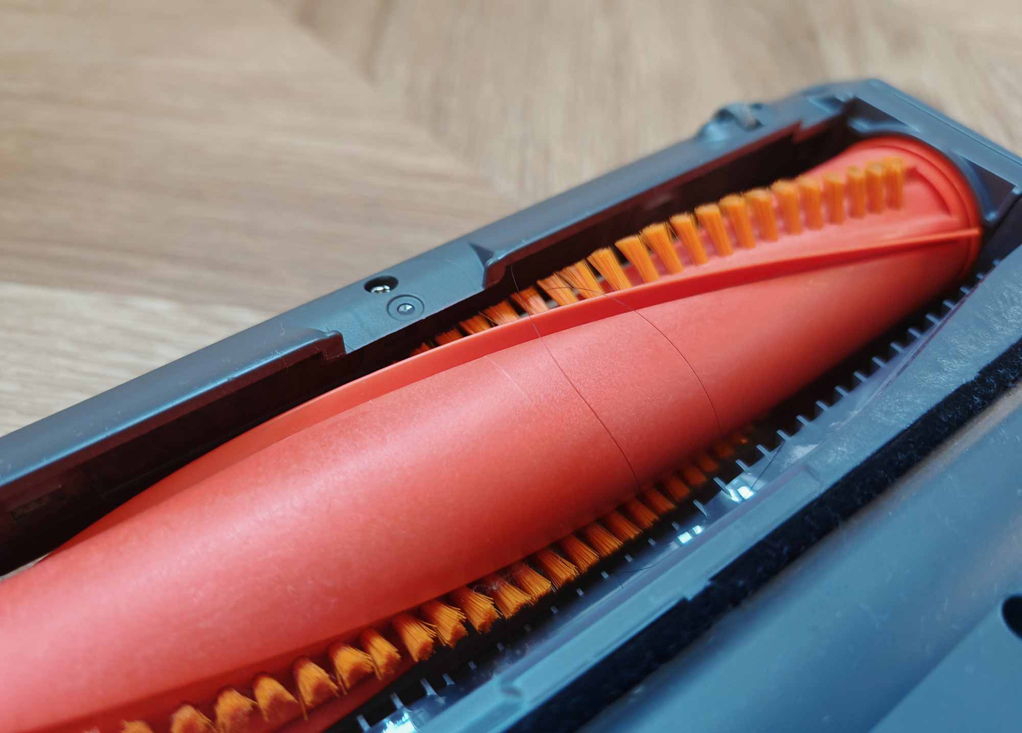 Brosse LED efficace, système anti-emmêlement convaincant : peu de cheveux restent coincés autour du rouleau. (c) Labo Maison