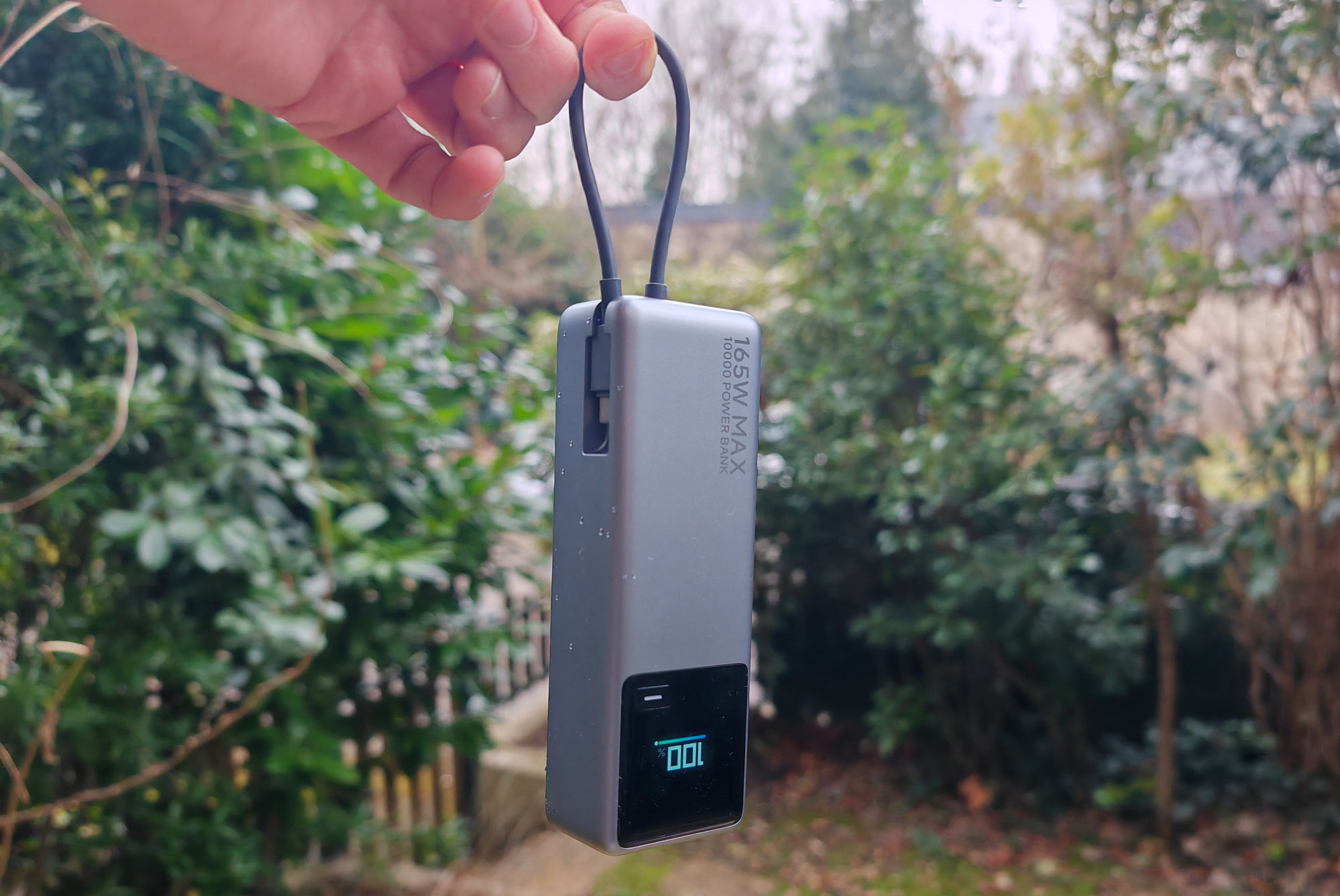 La batterie externe dispose d'une poignée formée par le câble USB-C pour faciliter la prise en main et simplifier le transport. (c) Labo Maison