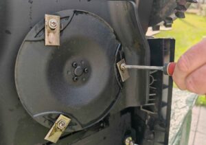 Fixez les nouvelles lames sans trop serrer, en veillant à leur mobilité pour une coupe efficace et sécurisée. (c) Labo Maison