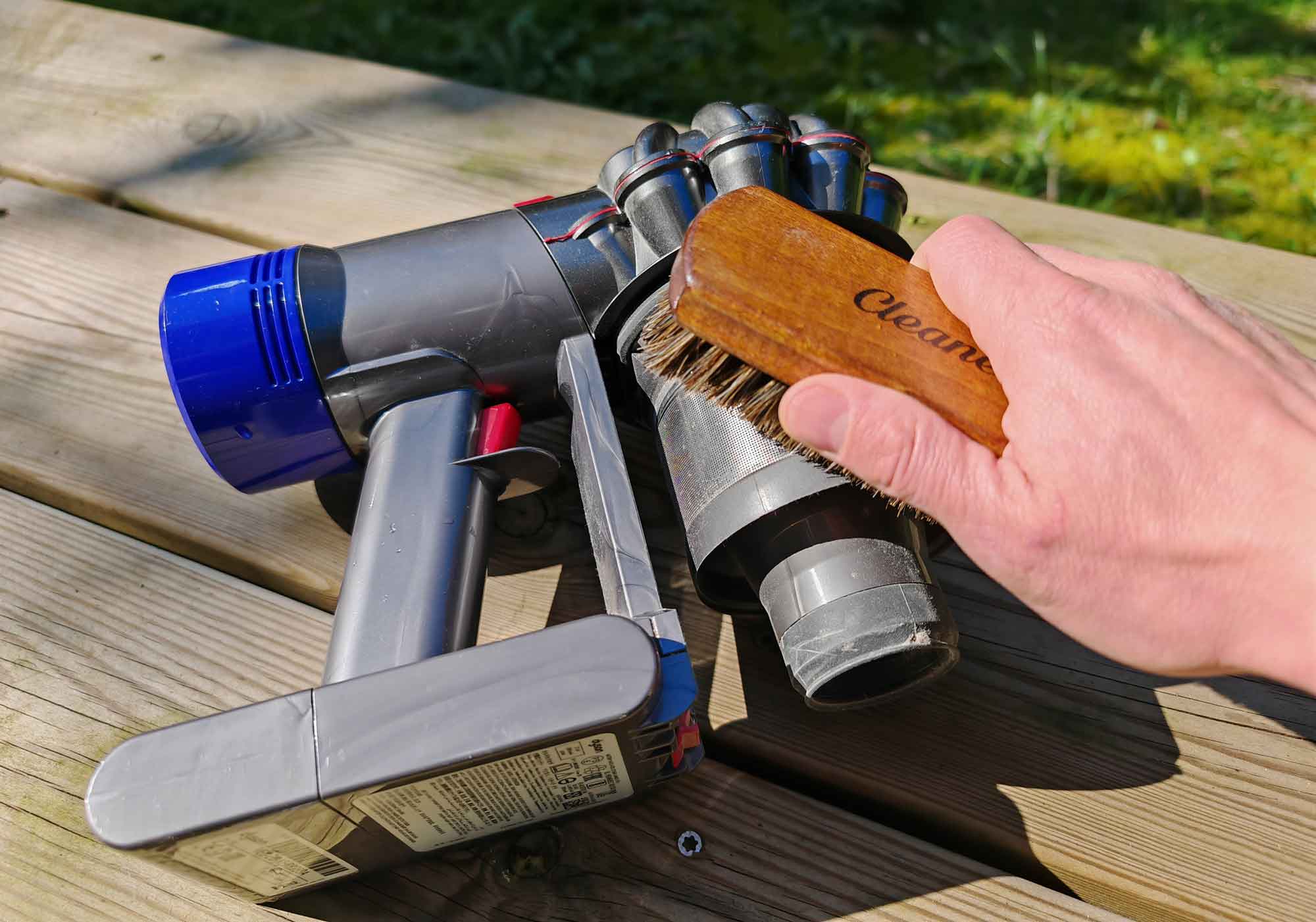 Dépoussiérage du moteur et des grilles avec une brosse douce. (c) Labo Maison