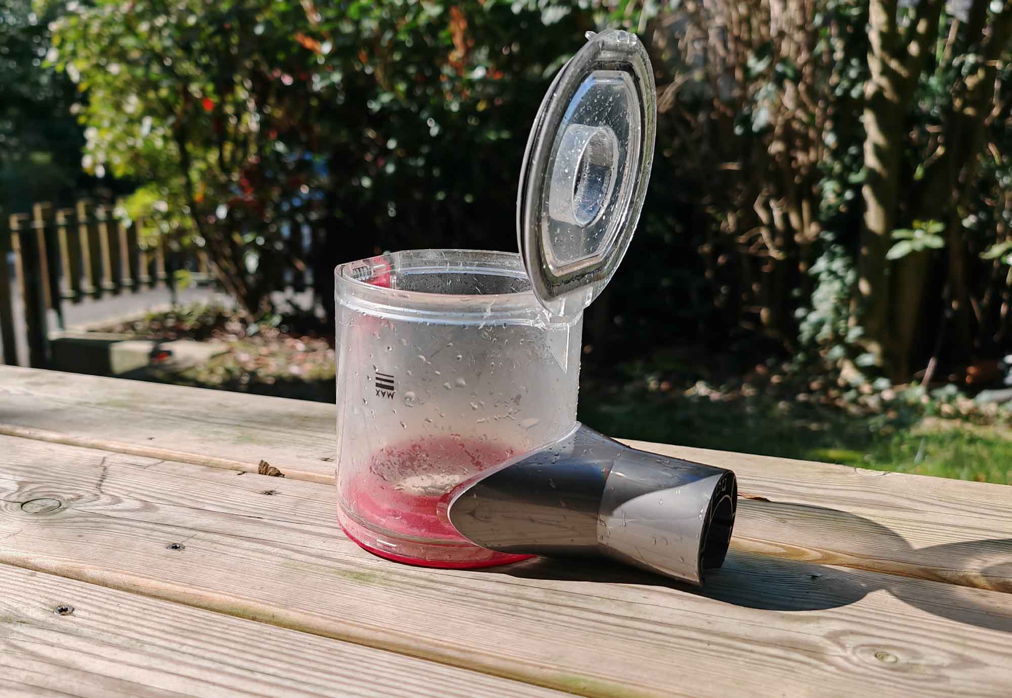 Le collecteur Dyson V8 posé à l’envers pour sécher complètement. (c) Labo Maison