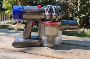 Vider et nettoyer le collecteur de son aspirateur balai Dyson V8. (c) Labo Maison