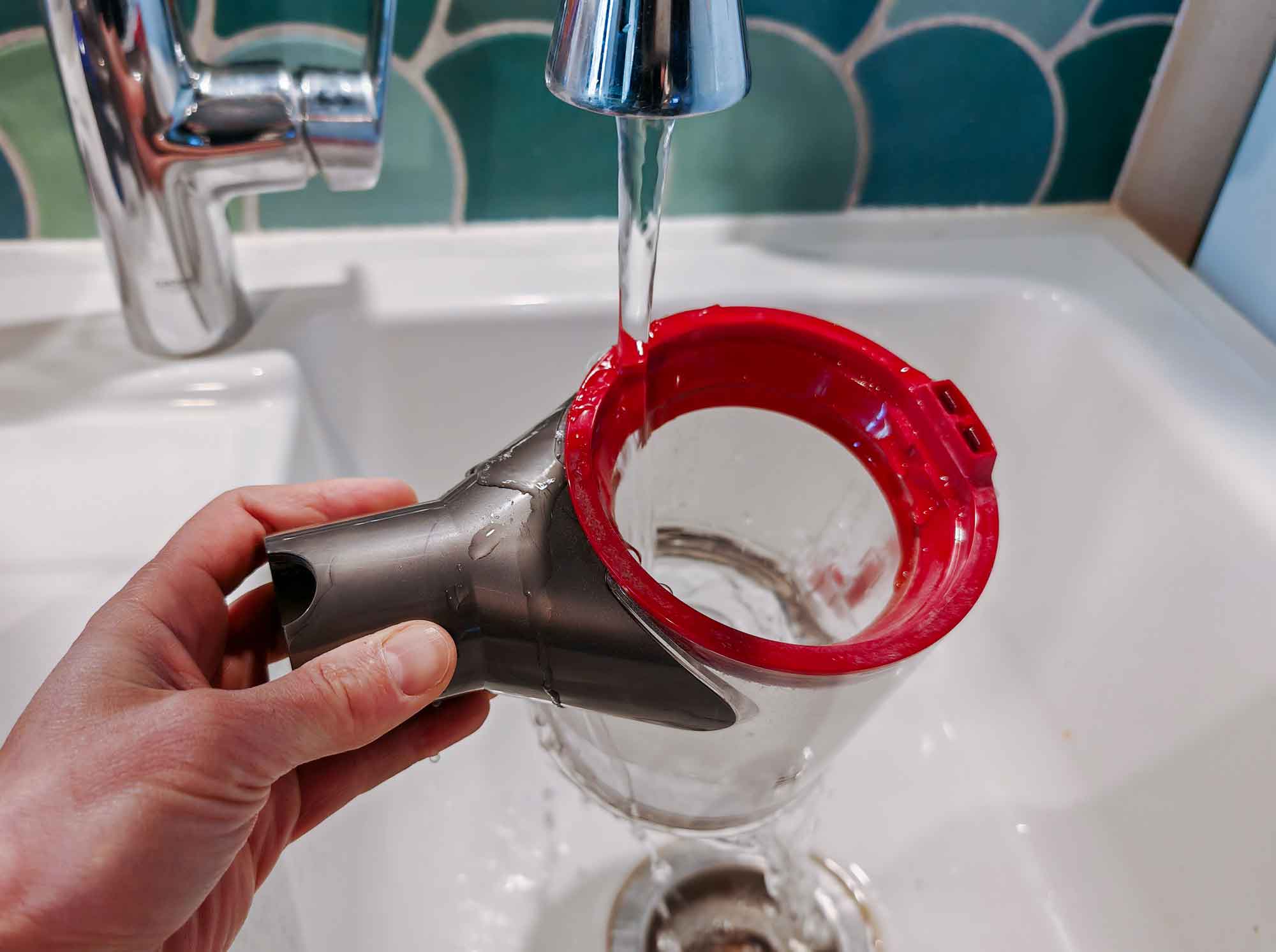 Le collecteur passé sous un filet d’eau pour le nettoyer. (c) Labo Maison