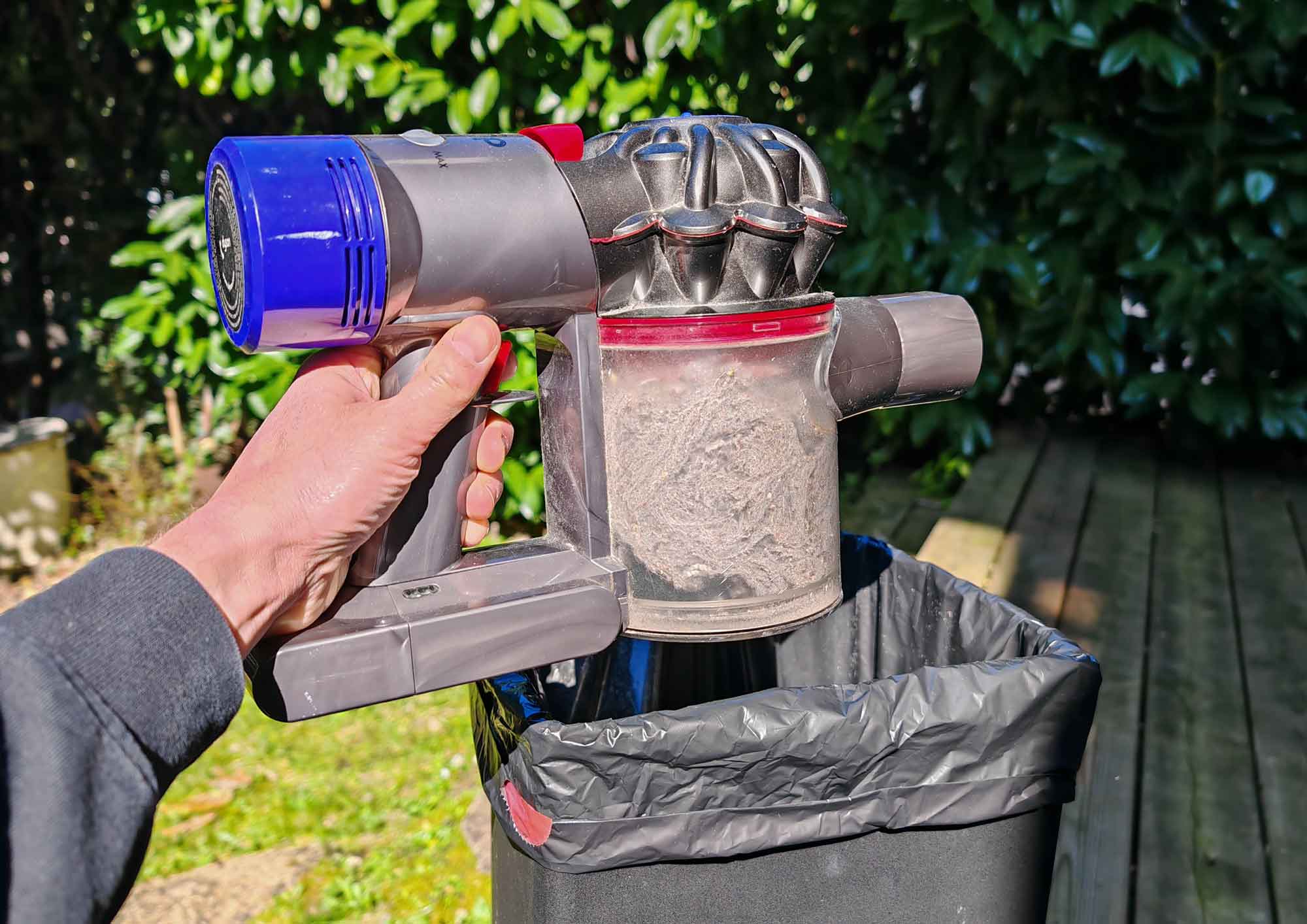 Le Dyson V8 placé au-dessus d’une poubelle, prêt à être vidé. (c) Labo Maison