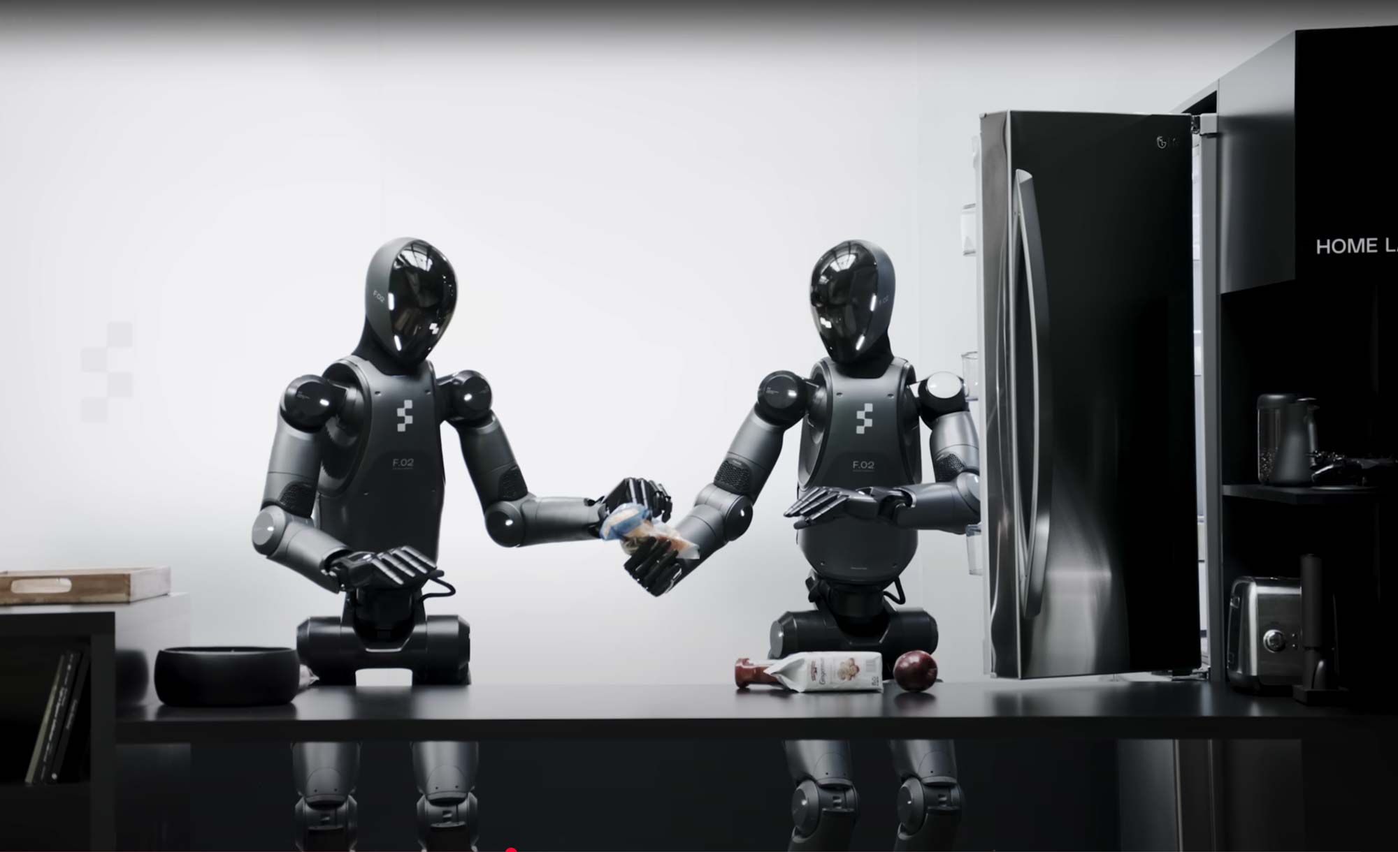 Les robots Figure AI F.02 s'entraident pour ranger les courses avec précision, en toute autonomie