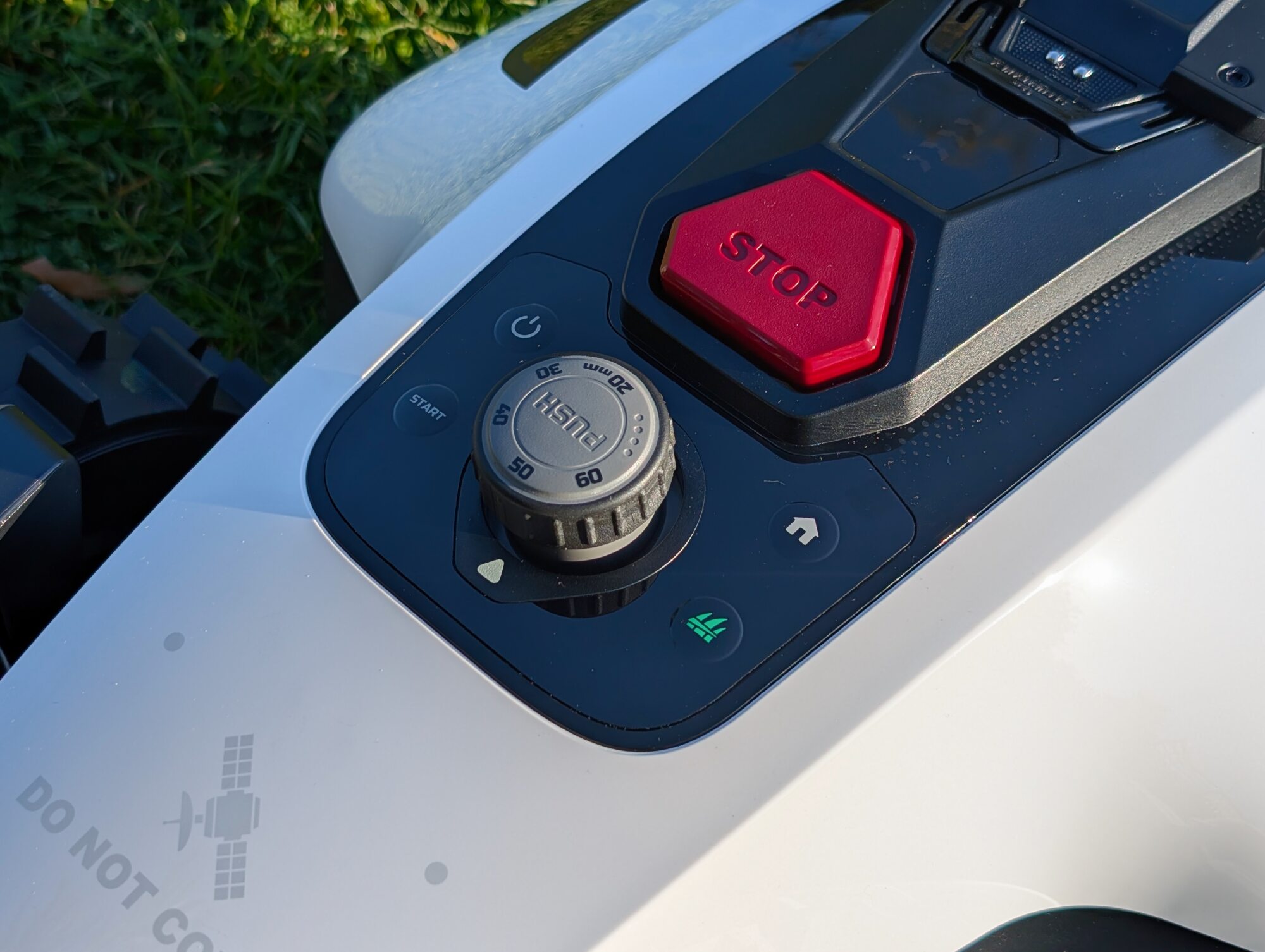 Le gros bouton d'ajustement de hauteur de coupe (2 à 6 cm) est facilement accessible © Labo Maison / Valentin Lebrun
