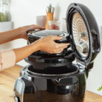 Couvercle Moulinex Extra Crisp posé sur un multicuiseur Cookeo