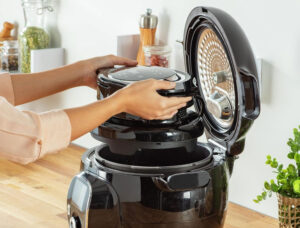 Couvercle Moulinex Extra Crisp posé sur un multicuiseur Cookeo