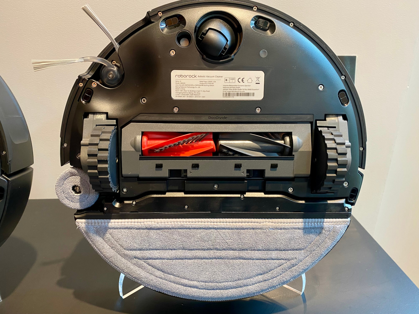 La brosse DuoDivide et la serpillière du Roborock Saros 10 assurent un nettoyage complet et limitent l’entretien.
