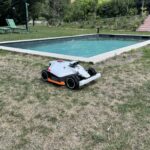 Le Mammotion Luba 2 AWD X en cours de test sur un terrain de grande superficie
