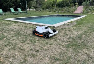 Le Mammotion Luba 2 AWD X en cours de test sur un terrain de grande superficie