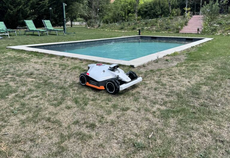 Le Mammotion Luba 2 AWD X en cours de test sur un terrain de grande superficie