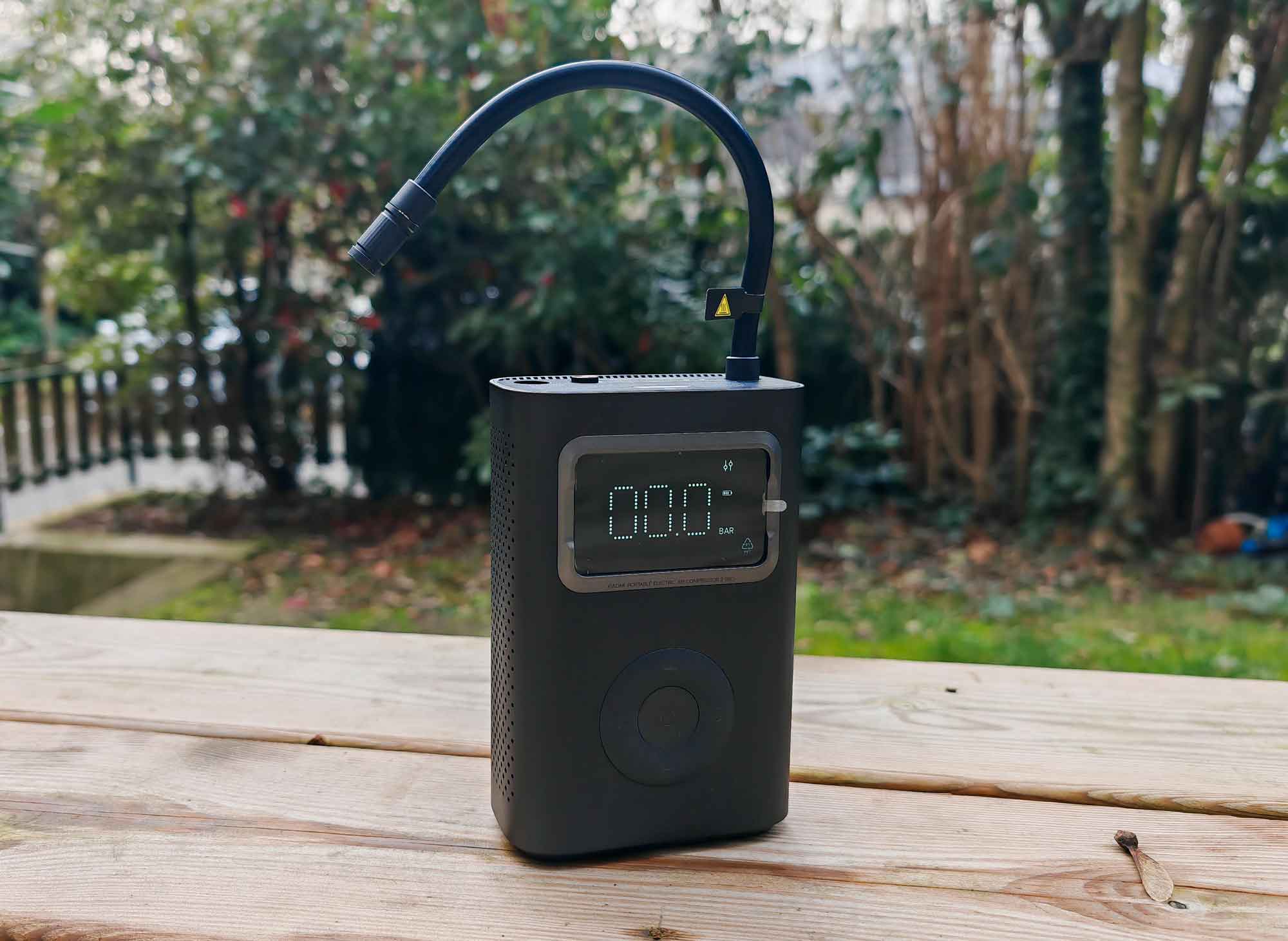 Le Xiaomi Portable Electric Air Compressor 2 Pro offre 150 PSI, une batterie de 7500 mAh et un gonflage rapide.