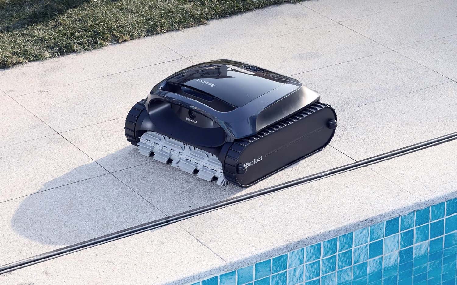 Avec 4 h d’autonomie, il nettoie jusqu’à 300 m² avant de remonter seul à la surface pour se récupérer.