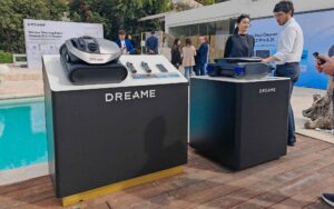 Dreame lance trois robots de piscine intelligents, dont un modèle solaire pour nettoyer la surface de l’eau. (c) Labo Maison