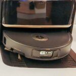 Grâce à son lidar rétractable et sa caméra, le P50S Ultra évite les obstacles et cartographie avec précision. (c) Labo Maison