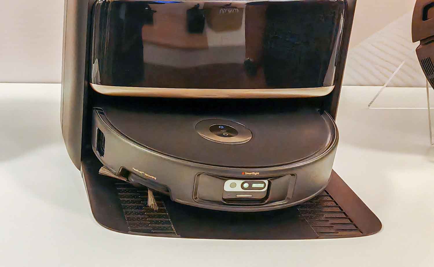 Grâce à son lidar rétractable et sa caméra, le P50S Ultra évite les obstacles et cartographie avec précision. (c) Labo Maison