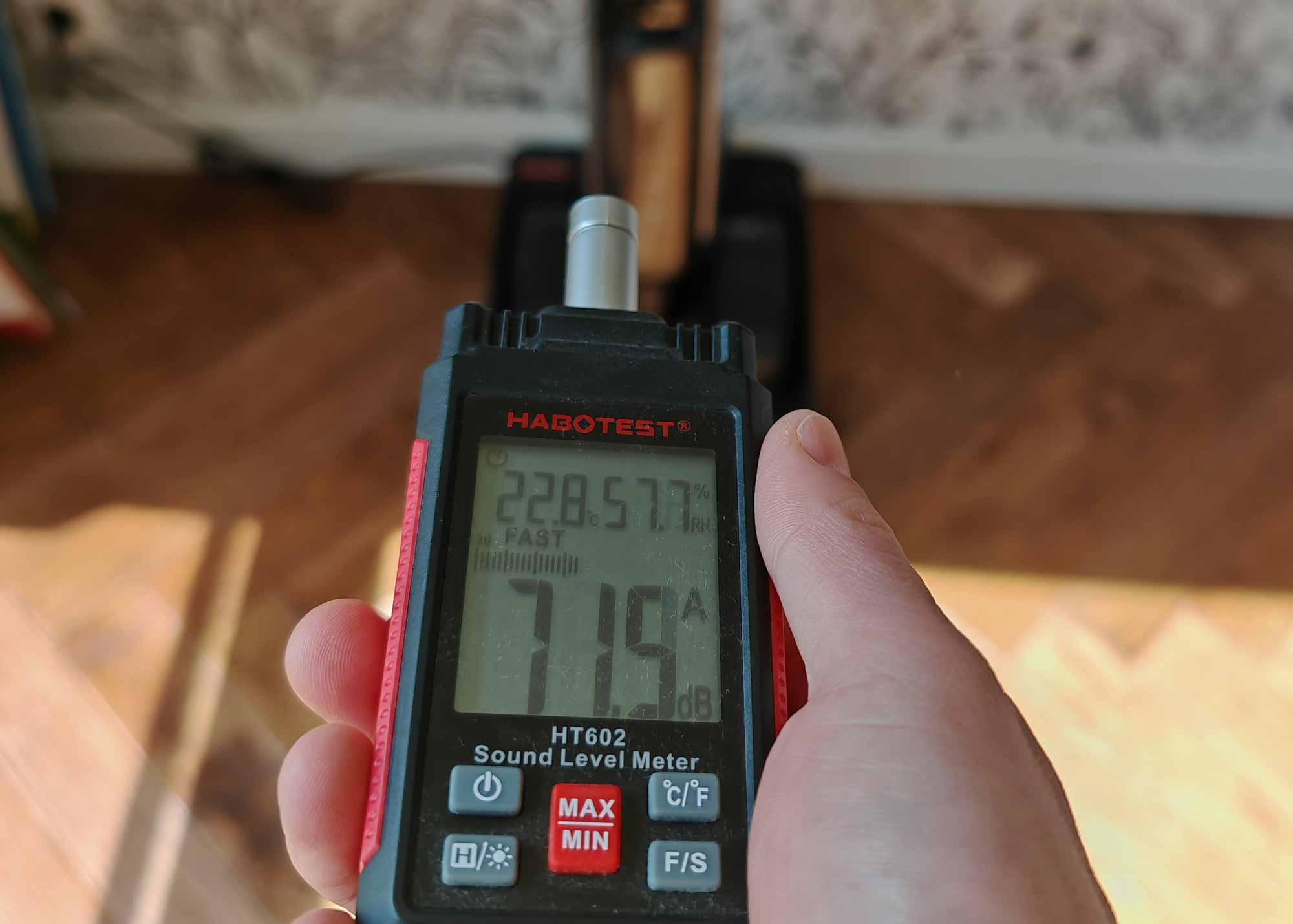 La base émet jusqu’à 71,5 dB(A) lors du lavage et du séchage du rouleau. © Labo Maison