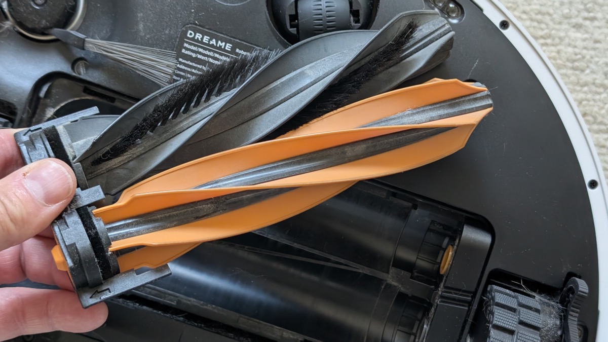 Brosse DuoBrush du Dreame L40s Pro Ultra composée de deux rouleaux parallèles pour limiter les enchevêtrements.